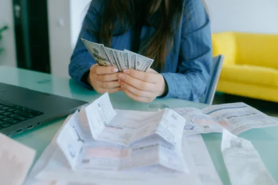Empreendedora realizando contas de recebimentos e de clientes inadimplentes.