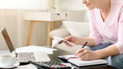 Mulher estudando sobre o que é Pix Recorrente Agendado e como utilizá-lo.