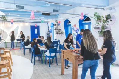 Equipe do Asaas brincando na sede da empresa. Imagem para o prêmio ser humano.