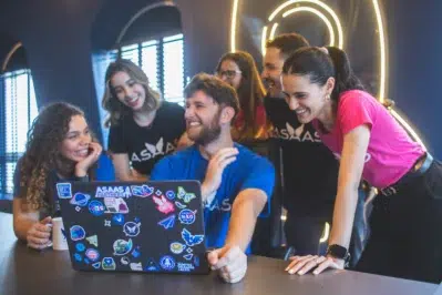 Foto representa Asaas sendo reconhecido pelo Prêmio Global Banking & Finance Awards 2024.