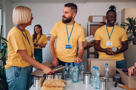 Como fazer a captação de recursos para ONGs de 7 formas 1 Grupo de voluntários se preparando para captação de recursos paga ONGs.