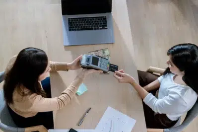 Empreendedora aprendeu como pedir pagamento antecipado ao cliente, finalizando a venda de um de seus pedidos.