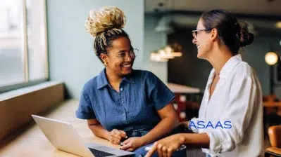 Duas mulheres sorrindo e conversando sobre os motivos para escolher o Asaas.