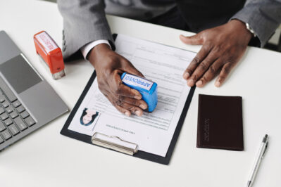 Homem aprovando requisitos para obter alvará de funcionamento de empresa.
