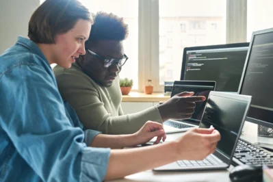Funcionários tentando implementar os plugins e parceiros do Asaas.